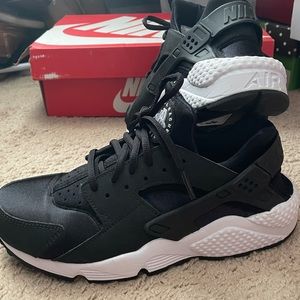 Womens Black Nike Hurache Size 9